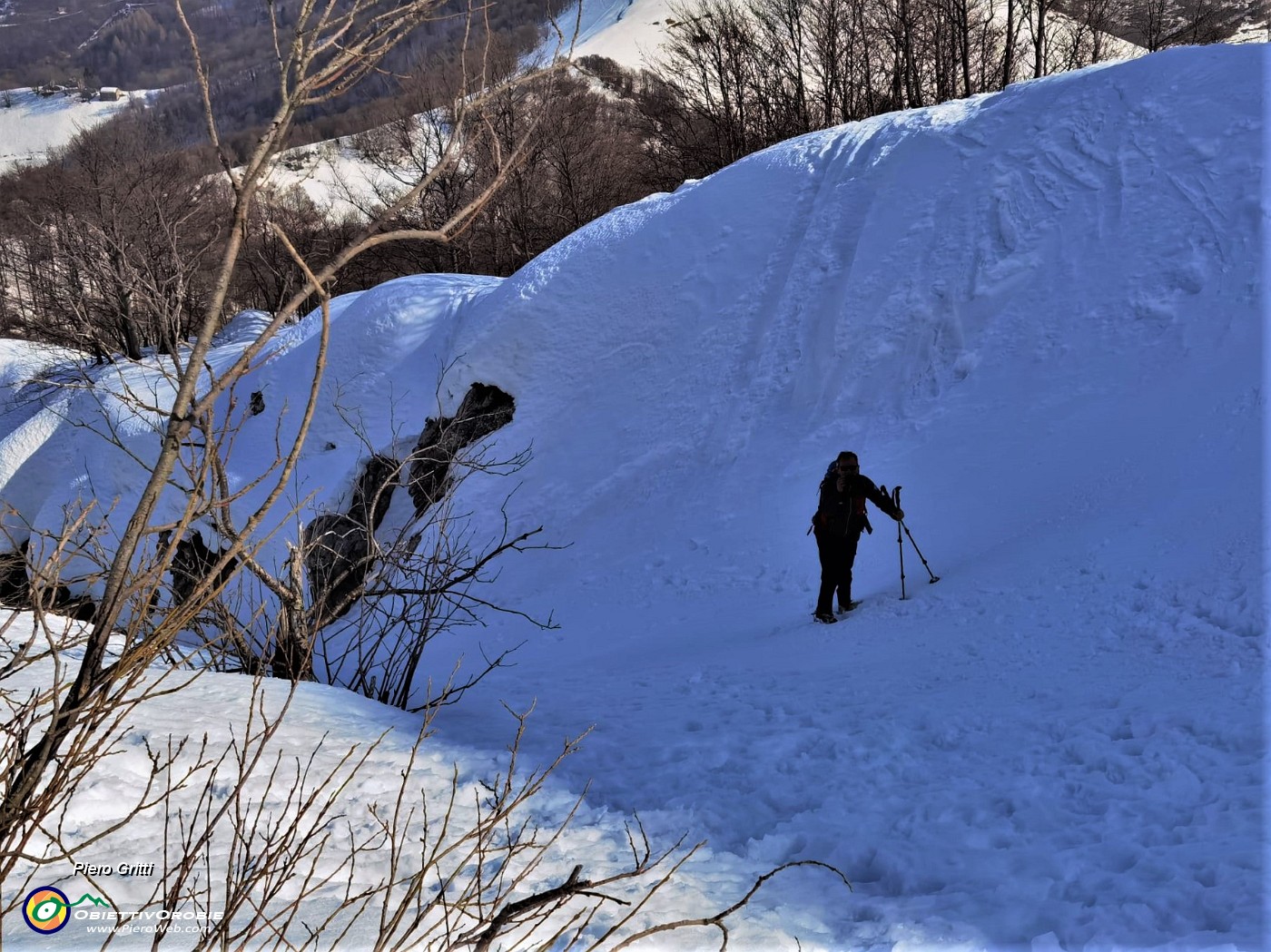 32 Accostati sul lato sx del ripido canalino seguendo traccia per escursionisti, saliamo con attenzione.jpg